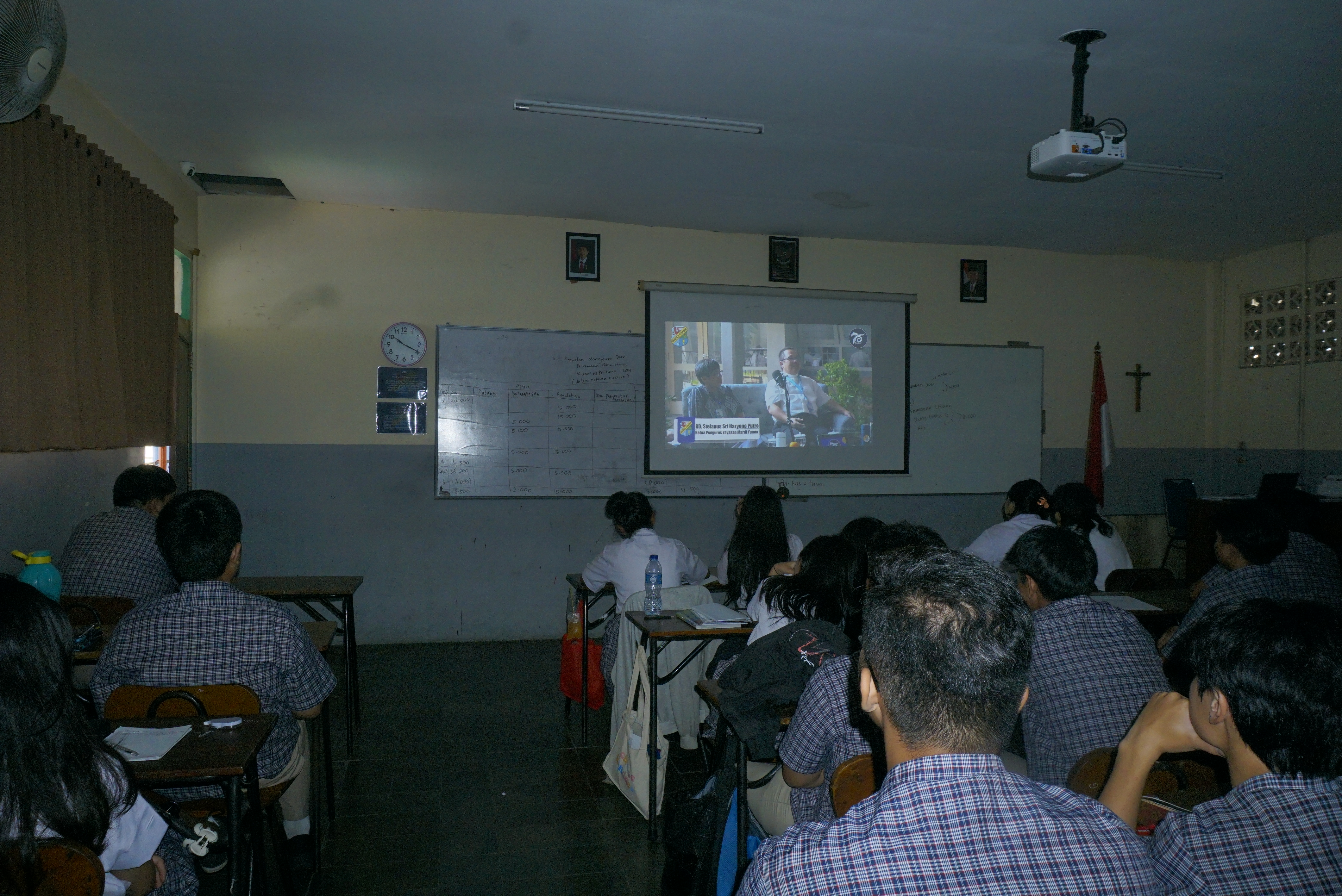 Menonton Podcat Bersama