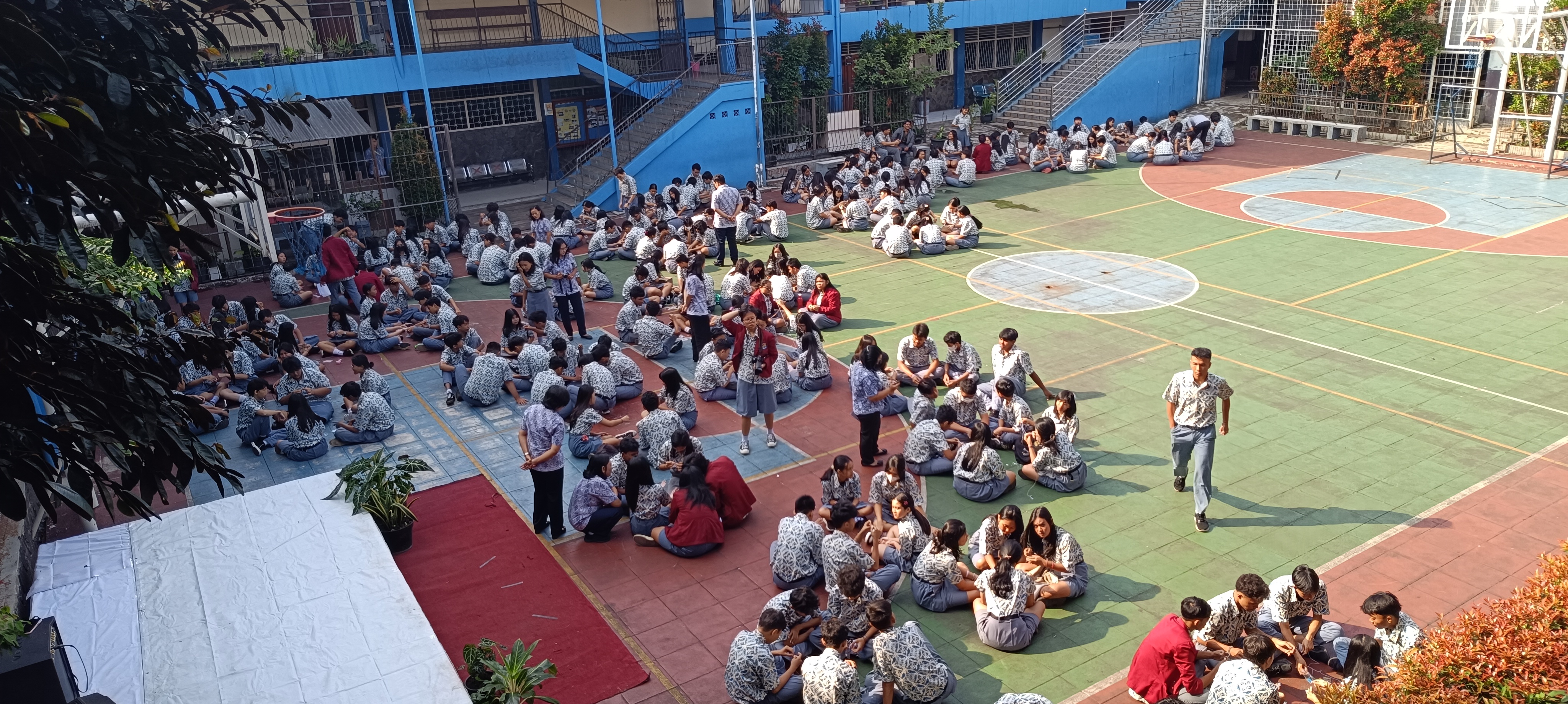Kegiatan Siswa - siswi ( Membuat Rosario )